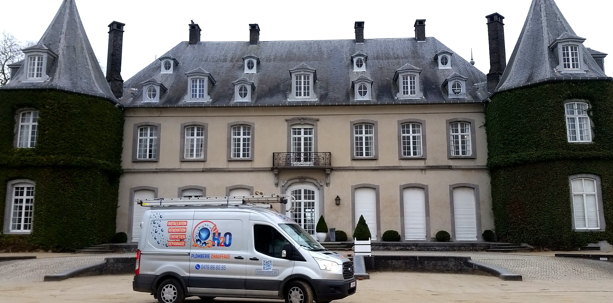 Camionnette H2O devant le Chateau de La Hulpe